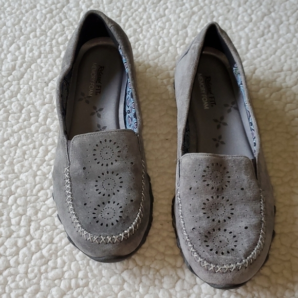 Skechers Sz. 8.5 Hand Tooled Soft Grey Leather Slipons - Picture 2 of 11